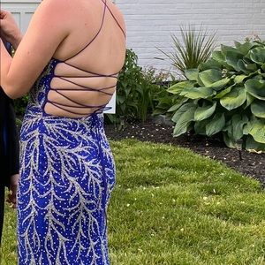 hi! I’m selling my prom dress! Size 6 no alterations! Message me for me info!